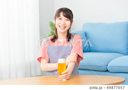 お昼にビールを飲みながら休憩する女性　写真素材 69877057