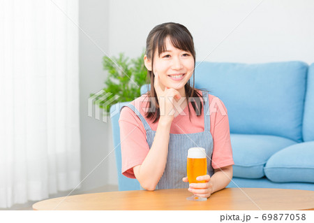 お昼にビールを飲みながら休憩する女性 写真素材 お昼にビールを飲みながら休憩する女性 写真素材 69877058