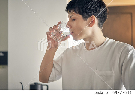 水を飲む男性 水を飲む男性 69877644