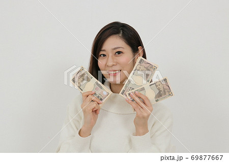 札束を複数持つ女性 69877667