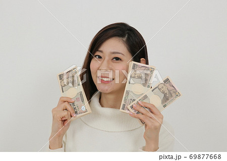札束を複数持つ女性 69877668