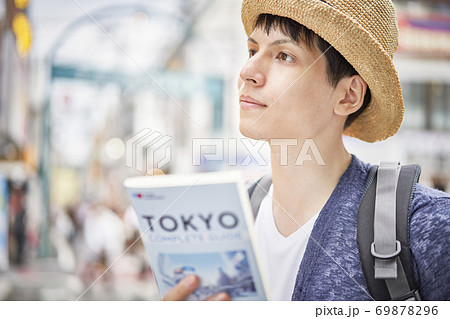 外国人旅行者　男性 69878296