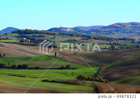 オルチャ渓谷の絵に描いたような風景 69878321