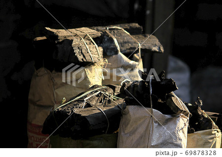 Charcoal packed in sacks for sale Charcoal packed in sacks for sale 69878328