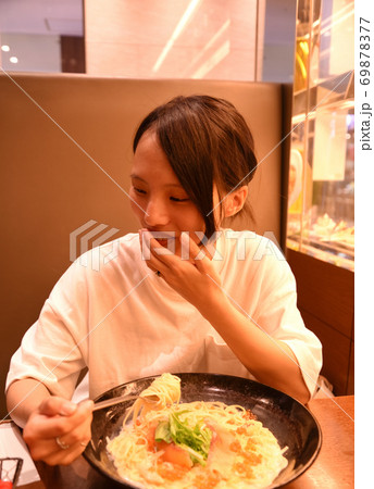 ビールを勧められて苦笑いする若い女性2 69878377