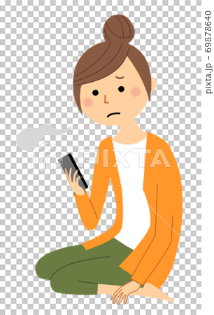 一個年輕的女人，一邊看著她的智能手機嘆氣 69878640