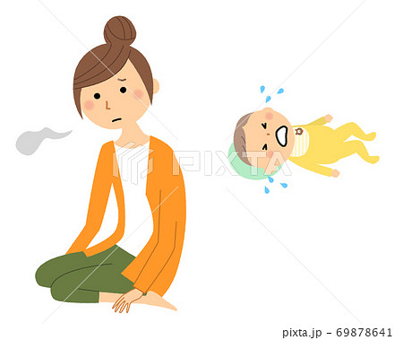 泣いている赤ちゃんとため息をつく若い女性 69878641