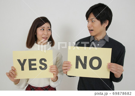 ボードを持つカップル(YESとNO) ボードを持つカップル(YESとNO) 69878682