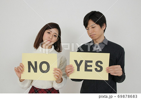 ボードを持つカップル(YESとNO) ボードを持つカップル(YESとNO) 69878683
