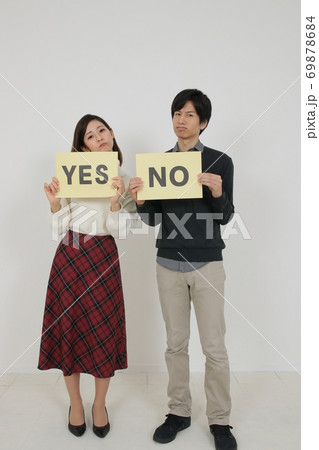 ボードを持つカップル(YESとNO) ボードを持つカップル(YESとNO) 69878684