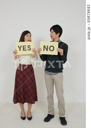 ボードを持つカップル(YESとNO) ボードを持つカップル(YESとNO) 69878685