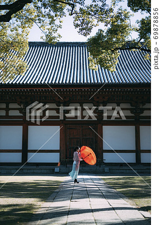 【京都】東寺の石廊で佇む和傘の女性 【京都】東寺の石廊で佇む和傘の女性 69878856