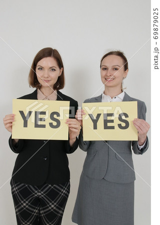 ボードを持つ外国人ビジネスウーマン(お互いYES) ボードを持つ外国人ビジネスウーマン(お互いYES) 69879025