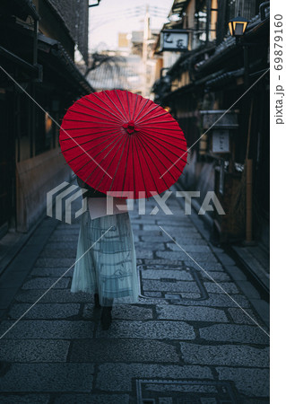 【京都】祇園白川を歩く　和傘の女性 69879160