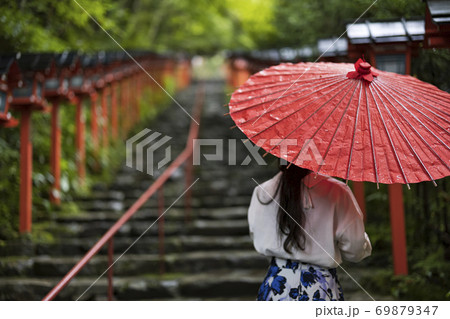 【京都】貴船神社を和傘で歩く女性 69879347