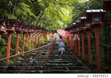 【京都】貴船神社の石段を和傘で登る女性 69879351