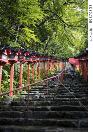 【京都】貴船神社の石段を和傘で歩く女性 69879353