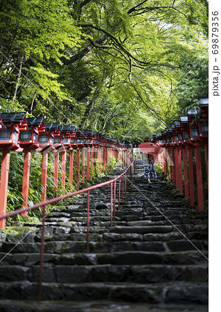【京都】貴船神社を和傘で歩く女性 【京都】貴船神社を和傘で歩く女性 69879356