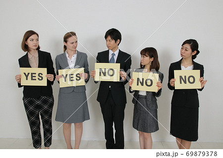 ボードを持つ日本人と外国人のビジネスパーソン(YESとNOバラバラでまとまらず) ボードを持つ日本人と外国人のビジネスパーソン(YESとNOバラバラでまとまらず) 69879378