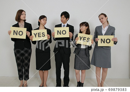 ボードを持つ日本人と外国人のビジネスパーソン(YESとNOバラバラでまとまらず) ボードを持つ日本人と外国人のビジネスパーソン(YESとNOバラバラでまとまらず) 69879383