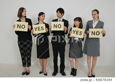 ボードを持つ日本人と外国人のビジネスパーソン(YESとNOバラバラでまとまらず) ボードを持つ日本人と外国人のビジネスパーソン(YESとNOバラバラでまとまらず) 69879384