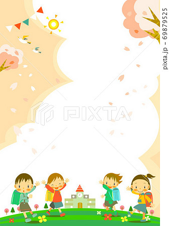 性別にとらわれない格好で好きな色のランドセルで登校する子供たち 69879525