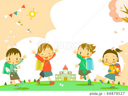 性別にとらわれない格好で好きな色のランドセルで登校する子供たち 69879527