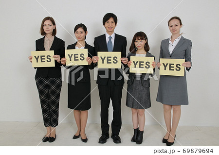 ボードを持つ日本人と外国人のビジネスパーソン(全員YES) ボードを持つ日本人と外国人のビジネスパーソン(全員YES) 69879694