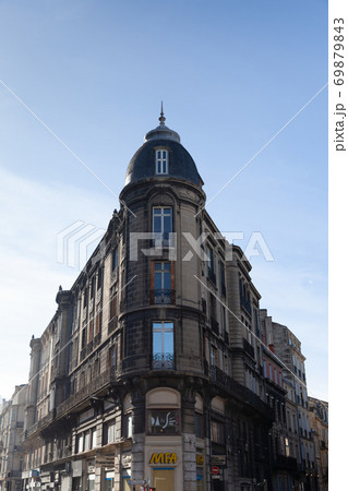 Building on the corner of Cours Pasteur, Paul Louis Lande and Victor Hugo street, Bordeaux, France 69879843