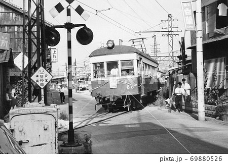 尾道を走る昭和20年代のレトロな電車の写真素材 [69880526] - PIXTA