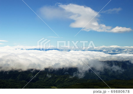 蔵王山頂レストハウス脇から朝日岳方向を望む青い空と雲海 蔵王山頂レストハウス脇から朝日岳方向を望む青い空と雲海 69880678