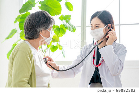 聴診器をシニアにあてる医師 69882582