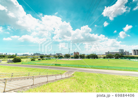 夏の荒川河川敷 69884406