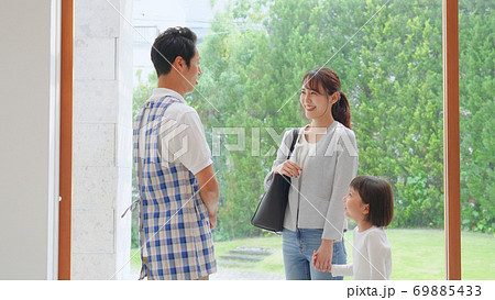 保育士と話す母娘 保育士と話す母娘 69885433