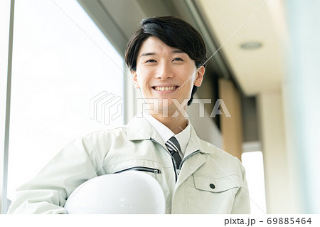 建物管理をする若い男性 建物管理をする若い男性 69885464
