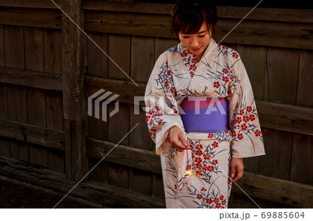 花火をする浴衣姿の女性 花火をする浴衣姿の女性 69885604