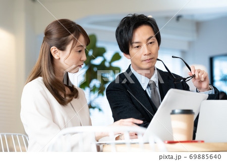 サテライトオフィスで働く男女 サテライトオフィスで働く男女 69885640