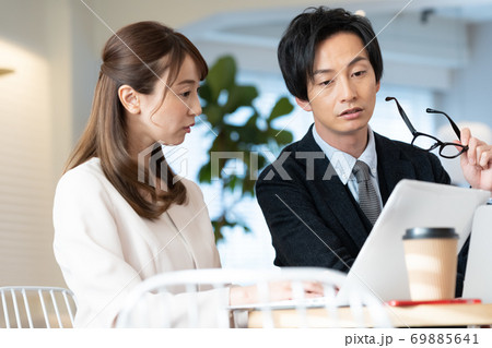 サテライトオフィスで働く男女 69885641