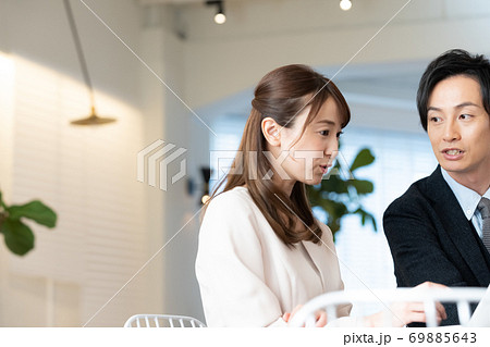 サテライトオフィスで働く男女 69885643