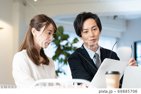 オフィスで働く男女 69885706