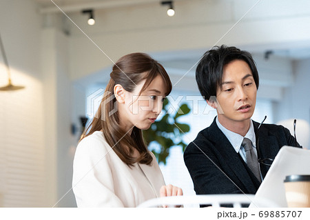 オフィスで働く男女 69885707