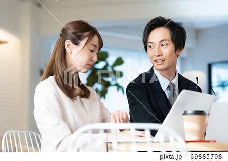 オフィスで働く男女 69885708