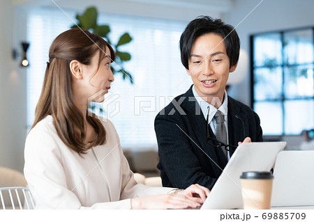 オフィスで働く男女 69885709