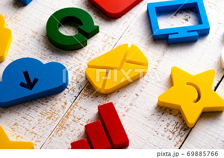 アイコン　カラフル　立体模型　メール 69885766