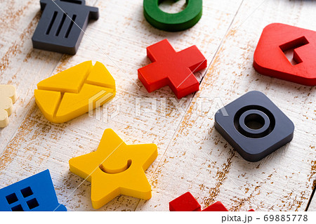 アイコン　カラフル　立体模型 69885778