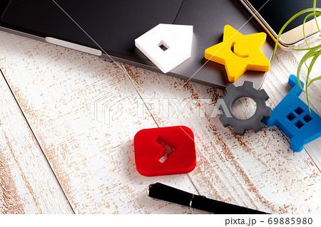 アイコン　模型　インターネット　動画 69885980