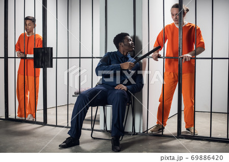 The prison guard enters into an illegal conspiracy with the criminal in the cell. Help in escaping from prison. The prison guard enters into an illegal conspiracy with the criminal in the cell. Help in escaping from prison. 69886420