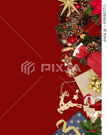 クリスマスをイメージした背景 - 複数のバリエーションがあります 69886551