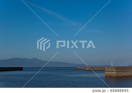 夕暮れ時の岩本漁港の防波堤 夕暮れ時の岩本漁港の防波堤 69886693