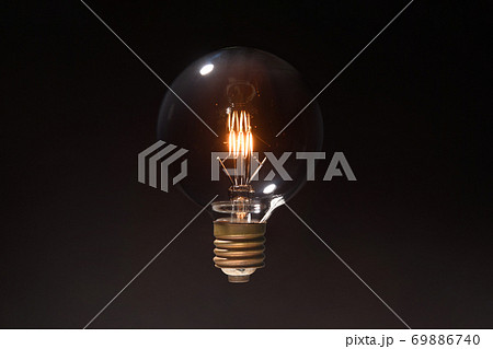 古いタングステン電球の点灯イメージの写真素材